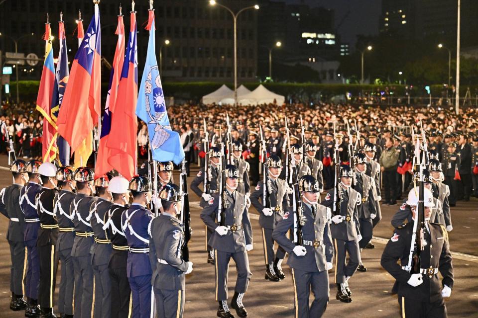 國防部聯合樂隊暨三軍儀隊於元旦升旗典禮操演。台北市攝影記者聯誼會提供