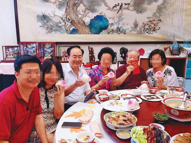 邱創煥（右2）去年過大壽時，包括邱皙穎（左3）在內所有子女都出席父親的壽宴。（翻攝臉書）