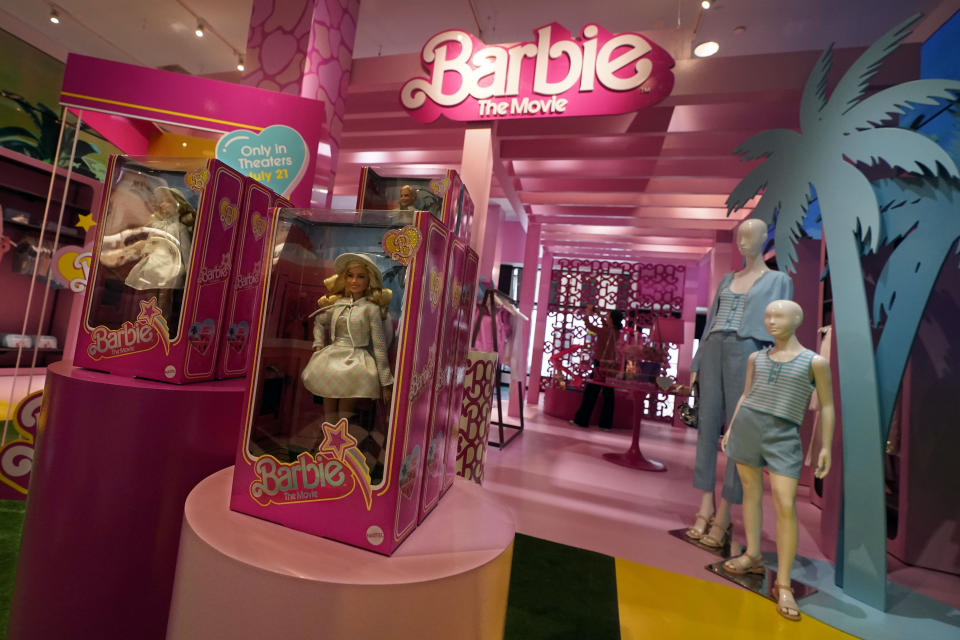 Mercancía de temática de Barbie se exhibe en una sección especial en Bloomingdale's, en Nueva York, el jueves 20 de julio de 2023. Previo al estreno de la película "Barbie", su empresa matriz Mattel ha creado un bombardeo de mercadotecnia de productos con más de 100 marcas. (Foto AP/Richard Drew)