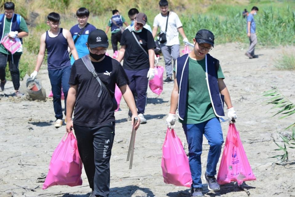 《圖說》泰山區水環境巡守隊隊員淨溪。〈環保局提供〉