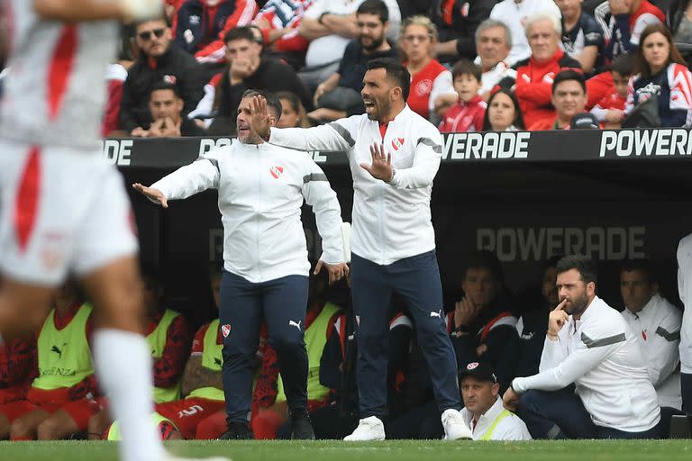 Carlos Tevez da indicaciones durante el partido de Independiente e Instituto