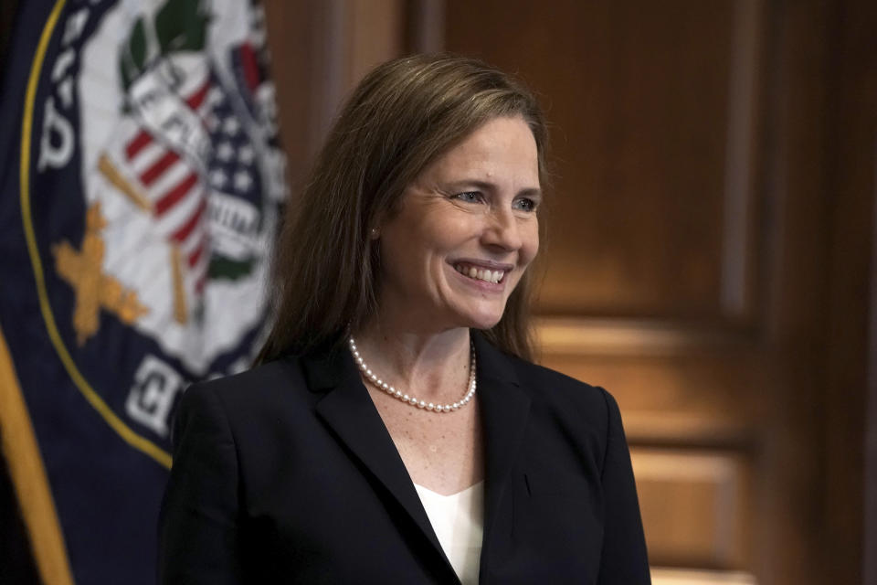 La jueza Amy Coney Barrett, propuesta para la Corte Suprema, se reúne con la senadora republicana Martha McSally el miércoles 21 de octubre de 2020 en el Capitolio, en Washington. (Greg Nash/Foto compartida vía AP)