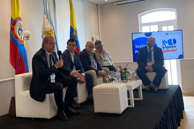 Presentación de la guía "Las palabras importan", en la I Cumbre Latinoamericana de Salud Mental. De izq. a der., los psiquiatras Corral (Argentina), Sunkel (Chile), Gargoloff (Argentina), Córdoba (Colombia) y Ordóñez Manchengo (Ecuador)