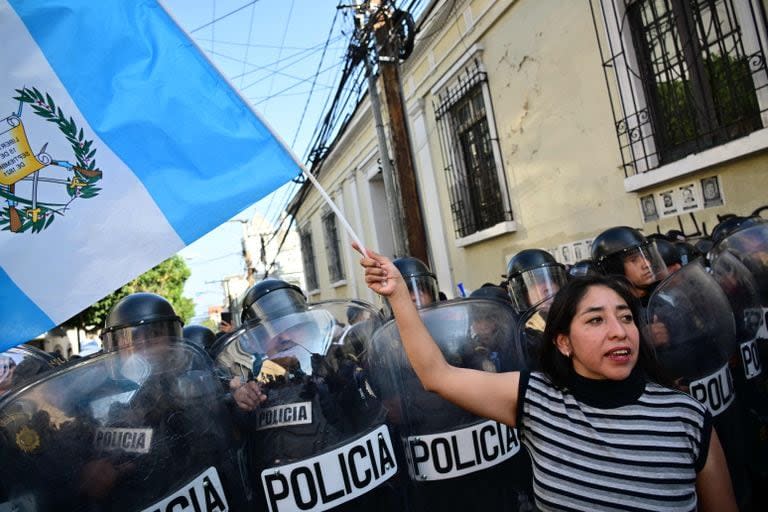 Una seguidora de Arévalo protesta frente el Congreso