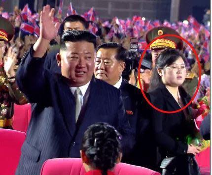 Kim Jong-un has a new girlfriend next to him.  (Translated by Chosun Ilbo)