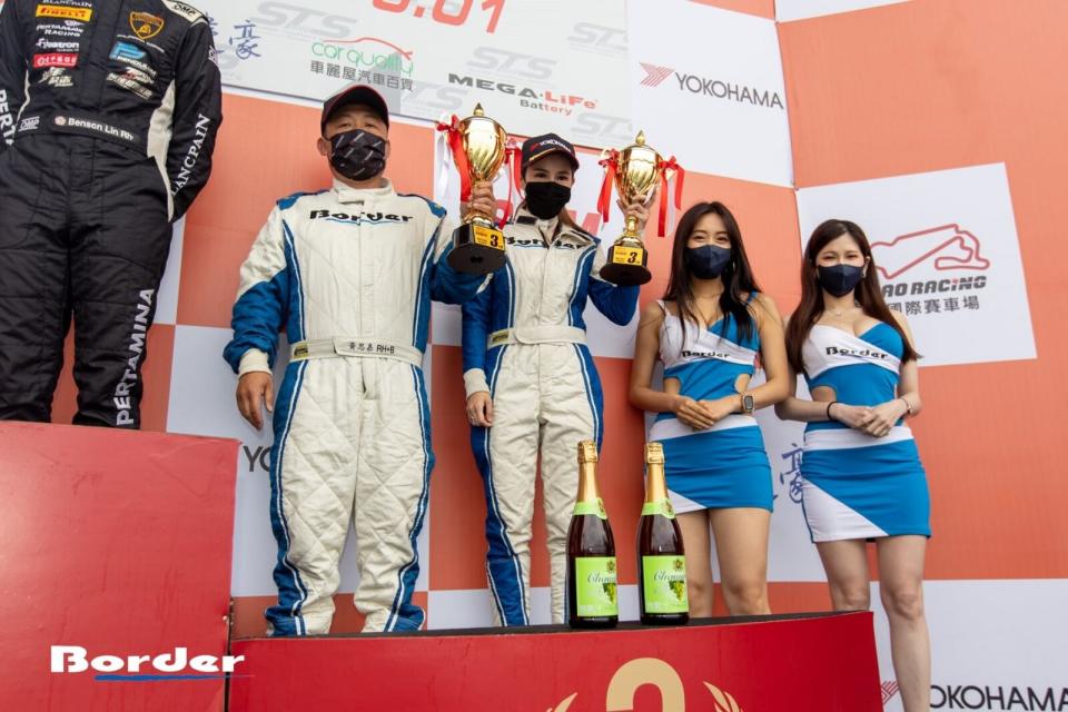 TCR B組中還有一位值得關注的車手，那就是Border Racing車隊的張家瑋(站中間者)，對於首次駕駛TCR比賽車的她，就能站上季軍頒獎台，相當不容易，後續表現值得期待。