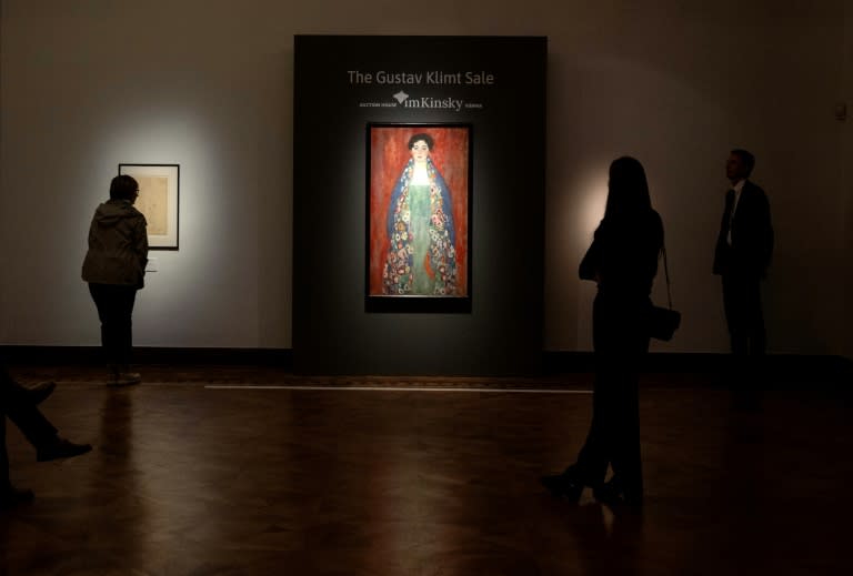 Ein jahrzehntelang verschollenes Gemälde des berühmten Jugendstil-Künstlers Gustav Klimt hat bei einer Auktion in Wien 30 Millionen Euro Erlös erbracht. Das "Bildnis Fräulein Lieser" erzielte damit einen Rekord für eine Versteigerung in Österreich. (Joe Klamar)