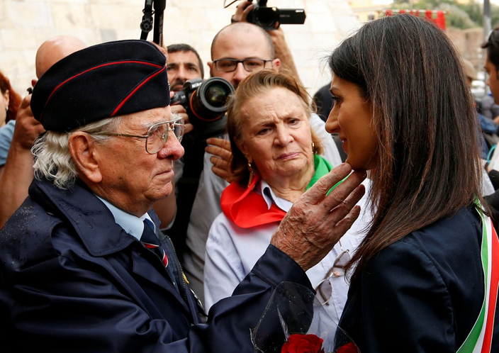 Roms neue Bürgermeisterin Virginia Raggi bei einem Partisanentreffen in der römischen Altstadt. (Bild: Reuters/Remo Casilli)