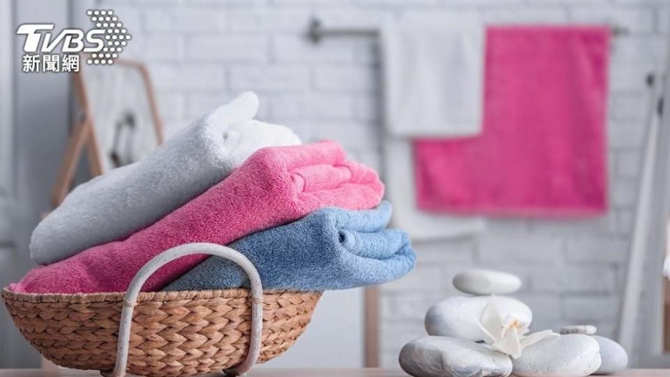 毛巾吸水有利各種菌類生長，若未定期清潔恐染病上身。（示意圖／shutterstock 達志影像）