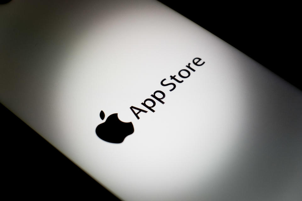 El logotipo de la App Store aparece en la pantalla de un smartphone en Atenas, Grecia, el 28 de diciembre de 2023. (Ilustración fotográfica de Nikolas Kokovlis/NurPhoto vía Getty Images)