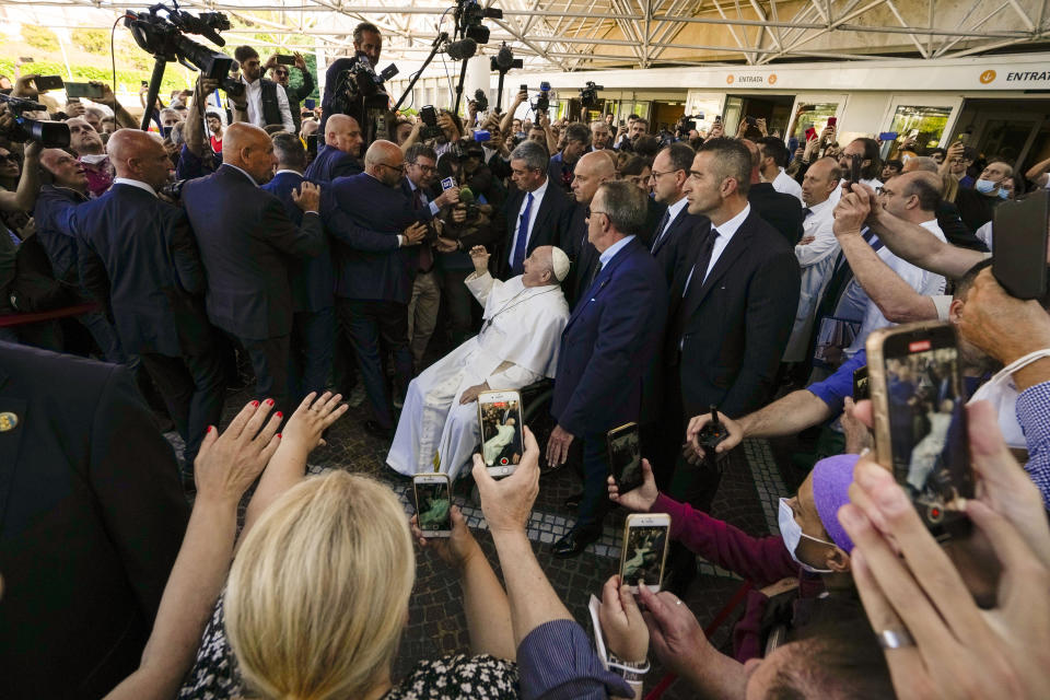 El papa Francisco sale del hospital policlínico universitario Agostino Gemelli en Roma, el 16 de junio de 2023, nueve días después de someterse a una operación abdominal. (AP Foto/Alessandra Tarantino)
