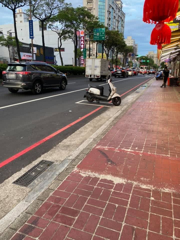 原PO在路邊看到超孤單機車格，堪稱是「防疫車格」。（圖／翻攝自 路上觀察學院）