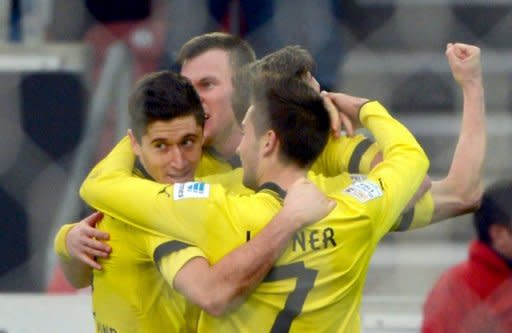 Borussia Dortmund hat den vorzeitigen Gewinn der deutschen Fußball-Meisterschaft des FC Bayern noch einmal verzögert. Der Titelverteidiger gewann beim VfB Stuttgart mit 2:1 (1:0)