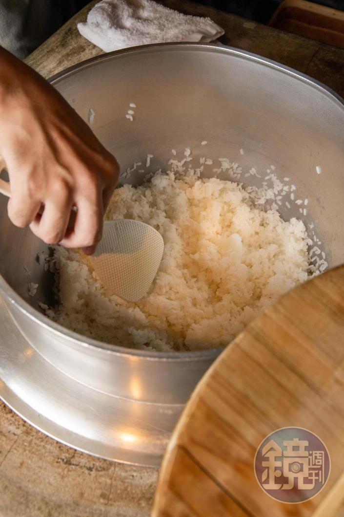 使用羽釜烹煮的米飯，粒粒分明，目前使用日本富山縣的越光新米。