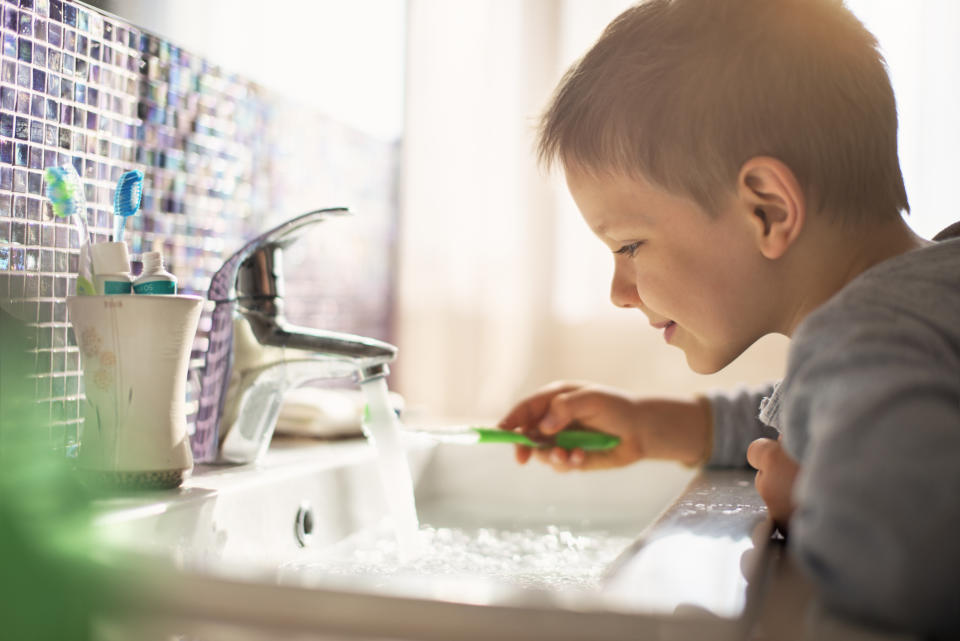 Dentists want teachers to help children with brushing their teeth[Photo: Getty]