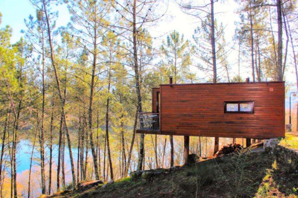 Las estructuras se levantan sobre unos soportes de metal para que el impacto medioambiental sea mínimo. (Foto: <a href="http://glampinghub.com/portugal/vianadocastelodistrict/pontedabarca/luxury-tree-houses-camping-portugal/" rel="nofollow noopener" target="_blank" data-ylk="slk:Glamping Hub;elm:context_link;itc:0;sec:content-canvas" class="link ">Glamping Hub</a>).