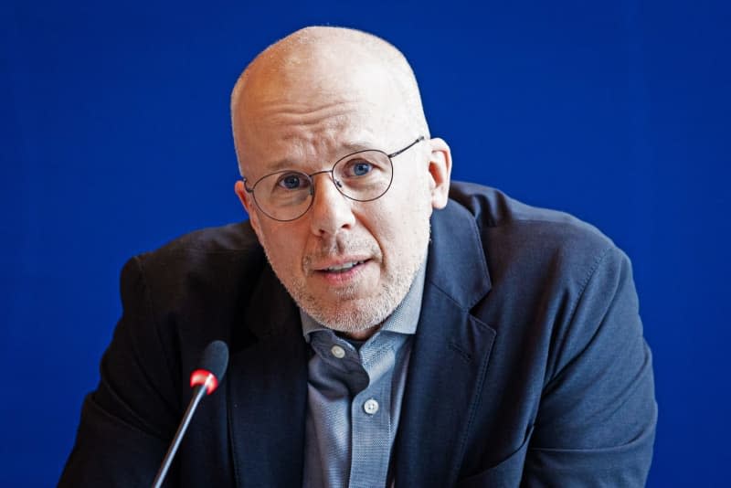 Clemens Eimterbäumer, Senior Public Prosecutor at the Public Prosecutor's Office in Verden, speaks at a press conference of the State Criminal Police Office (LKA) of Lower Saxony. The former terrorist of the Red Army Faction (RAF), Daniela Klette, has been arrested in Berlin. She is in custody for several robberies. This was announced by the public prosecutor's office in Verden and the State Criminal Police Office of Lower Saxony on 27 February in Hanover. Moritz Frankenberg/dpa