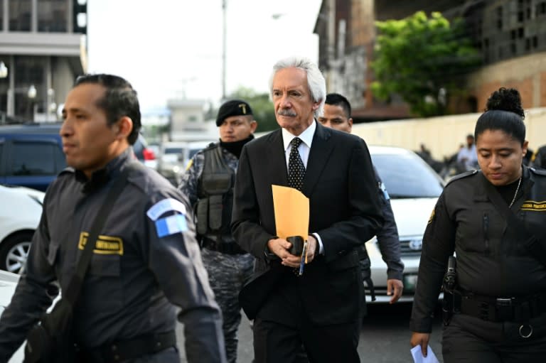 Le journaliste guatémaltèque José Rubén Zamora (c), fondateur du défunt journal El Periódico, arrive menotté pour une audience au palais de justice de Guatemala Ciudad, le 15 mai 2024 (JOHAN ORDONEZ)