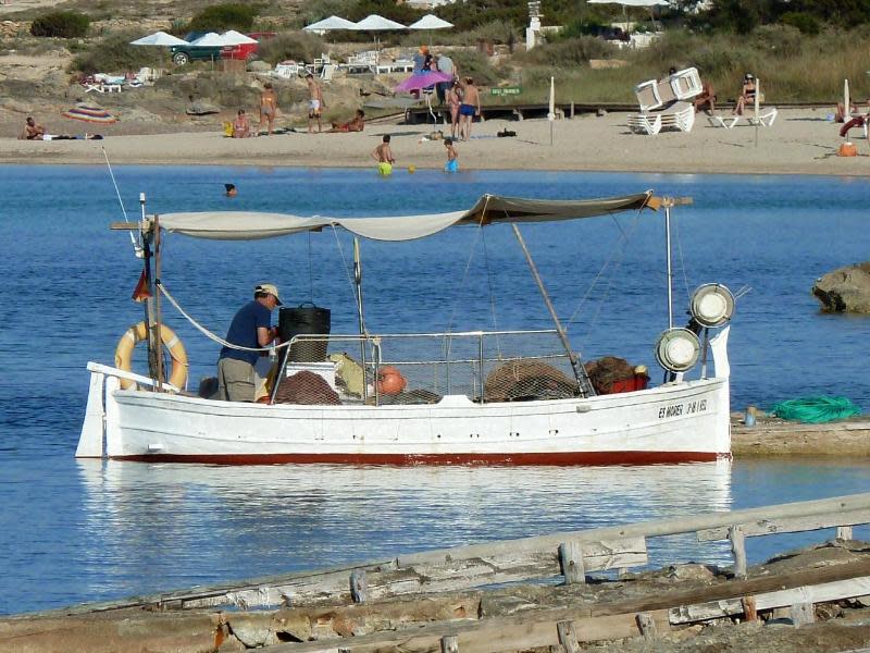 Fischerboot bei Es Pujols - zum Schwimmen eignet sich das Meer im April noch nicht. Foto: Stefan Weißenborn