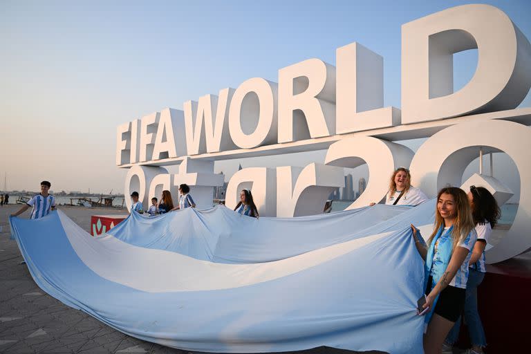 Algunos hinchas argentinos ya se hacen presentes para organizar un banderazo en Qatar