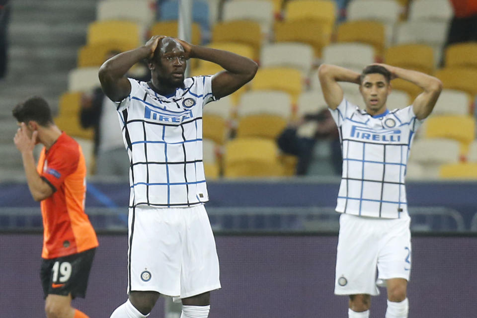 Romelu Lukaku (izquierda) del Inter de Milán reacciona tras haber desperdiciado una ocasión de gol en el partido Shakhtar Donetsk por la Liga de Campeones, el martes 7 de octubre de 2020, en Kiev. Moscú. (AP Foto/Efrem Lukatsky)