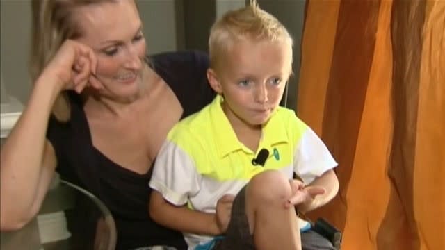 Paul Franklin y su madre Rachel, tras extraer un caracol de la rodilla del niño. (ABC)