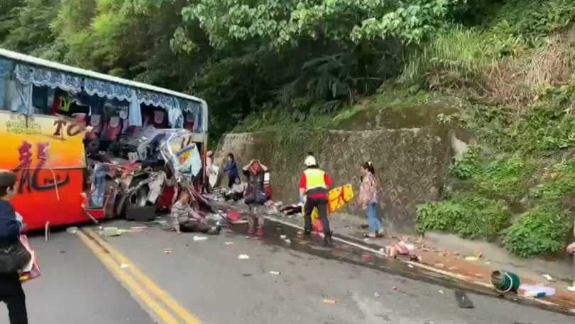 蘇花公路東澳段遊覽車撞山壁6死。（圖／翻攝畫面）