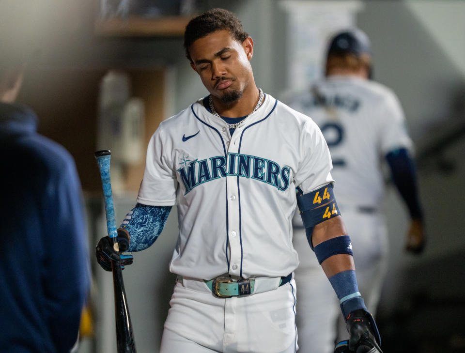 SEATTLE, WA - SEPTEMBER 18: Julio Rodriguez #44 van de Seattle Mariners reageert in de dug-out nadat hij is geraakt tijdens de vijfde inning van een wedstrijd tegen de New York Yankees in T-Mobile Park op 18 september 2024 in Seattle, Washington. (Foto door Stephen Brashear/Getty Images)