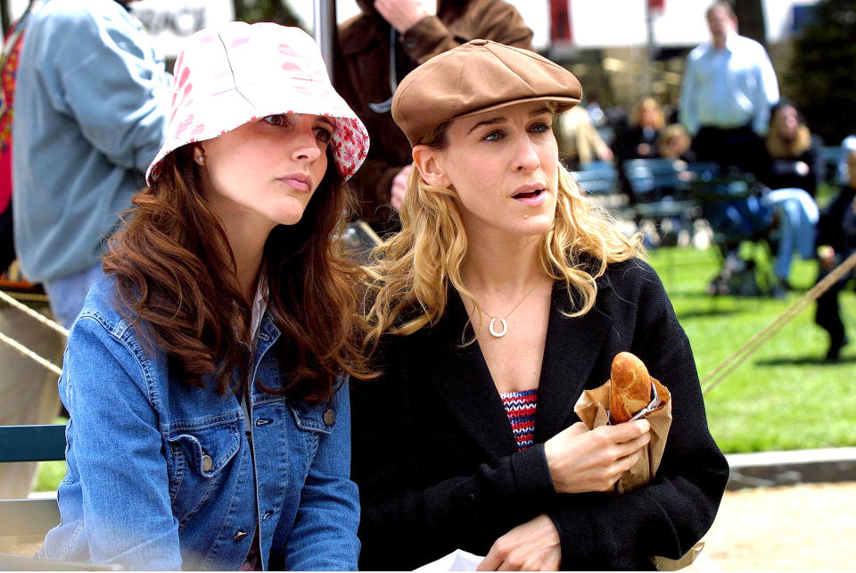 Kristin Davis, left, and Sarah Jessica Parker on location in Central Park for <em>Sex and the City</em> in May 2001. (Photo: Tom Kingston/WireImage)