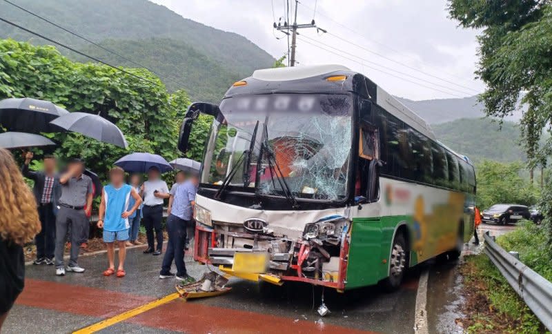 A bus carrying Swiss scouts collided with a city bus in Suncheon on Wednesday, injuring eight. Photo by Yonhap