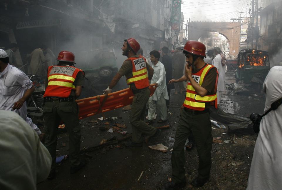 Rescue workers arrive at site of bomb attack in Peshawar