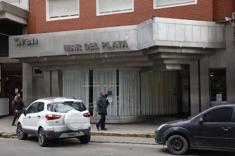 El hotel del centro de Mar del Plata donde murió durante la madrugada una adolescente que cayó desde una ventana del octavo piso