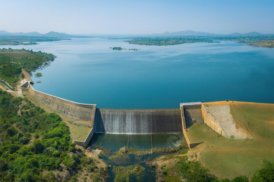 Das Gayathri Reservoir in Indien: In Dutzenden Stauseen ist der Wasserstand auf einen Bruchteil der Speicherkapazität gefallen (Symbolbild: Getty Images)