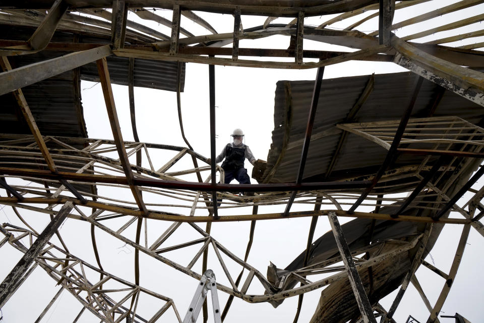 Un hombre trabaja entre los restos de la iglesia Cristo Esperanza Viva, que sufrió graves daños en un incendios, en Viña del Mar, Chile, el 6 de febrero de 2024. (AP Foto/Esteban Félix)