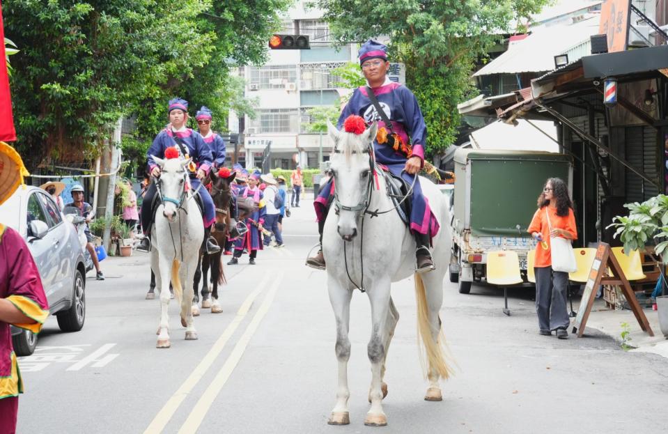 ▲廟方動員志工扮捕快、獄卒、馬隊、囚車、各式刑具等跟著出巡。(圖/台中市政府提供)