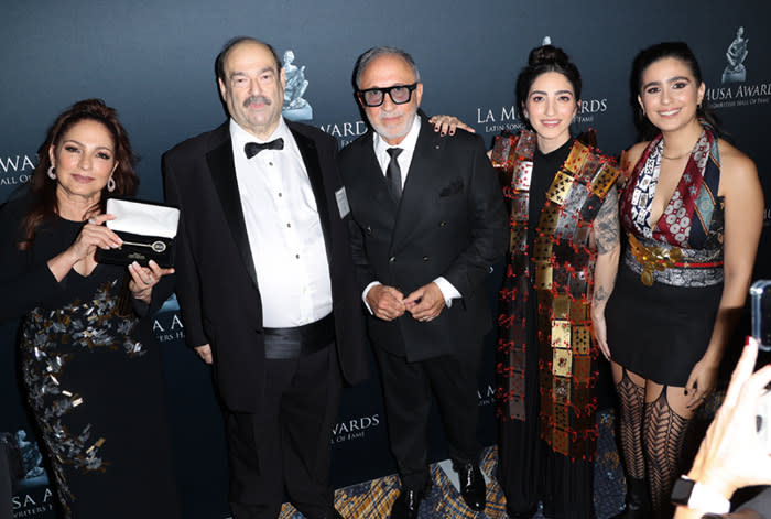 Emilio y Gloria Estefan con su hija en Los Musa Awards