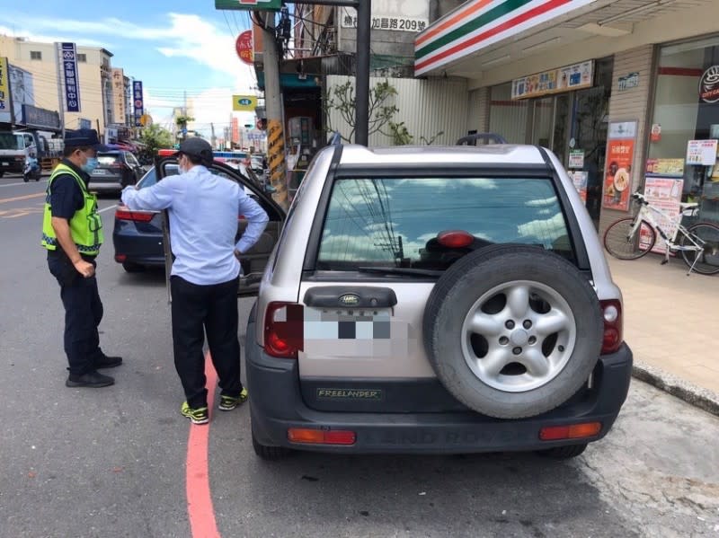 路虎車半路拋錨卡路中　燕巢警頂烈陽推車助脫困