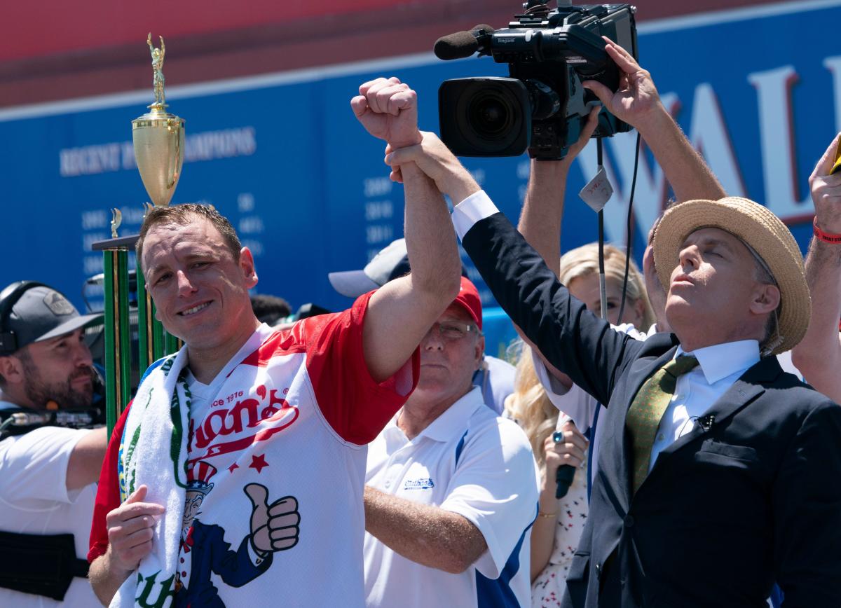 Joey Chestnut tastes defeat again, places 2nd to James Webb in wing eating  contest at National Buffalo Wing Festival