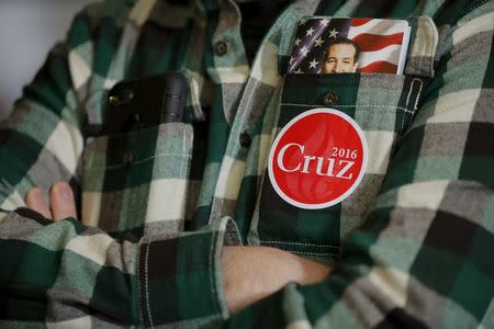 Stephen Hooper listens as U.S. Republican presidential candidate Senator Ted Cruz speaks during a campaign stop at Lino's Restaurant in Sanbornville, New Hampshire January 19, 2016. REUTERS/Brian Snyder