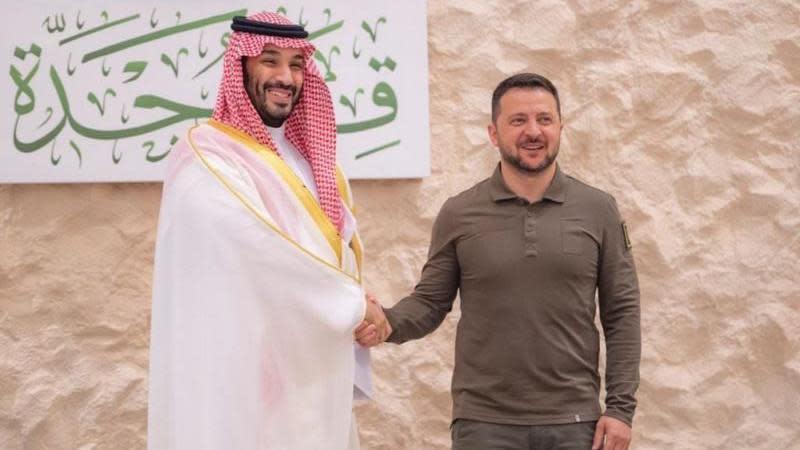 El príncipe saudita Mohammed bin Salman da la mano al presidente ucraniano Volodymyr Zelensky.