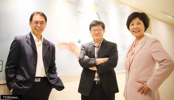 右起：金萬林創辦人陳惠娥、董事長吳品聰、總經理楊文明合影。