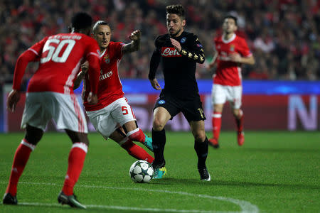 Football Soccer - Benfica v Napoli - UEFA Champions League group stage - Group B - Luz stadium, Lisbon, Portugal - 6/12/16 Napoli's Dries Mertens in action against Benfica's Ljubomir Fejsa. REUTERS/Pedro Nunes