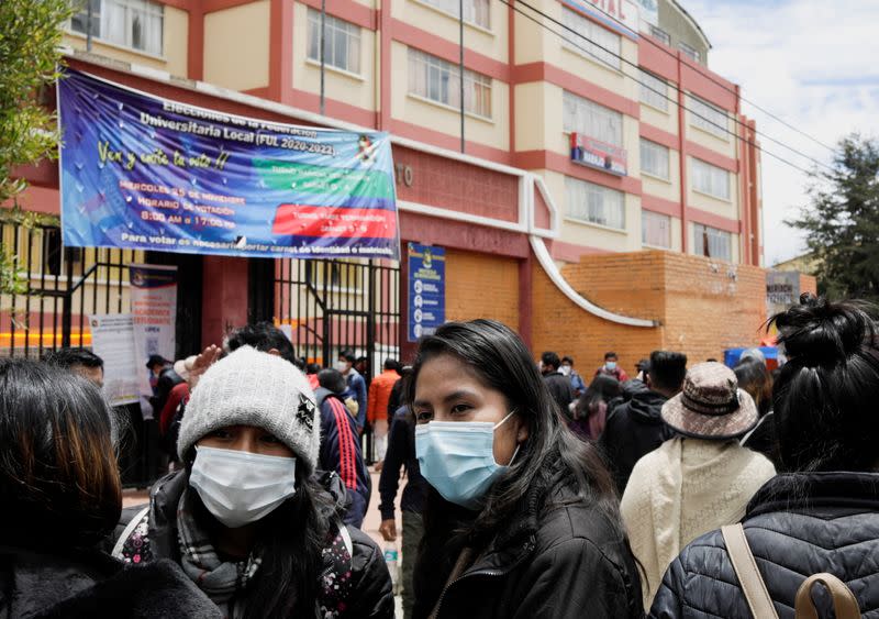 Estudiantes se reúnen frente a la entrada de la Universidad Pública de El Alto (UPEA) tras un accidente, en El Alto, Bolivia