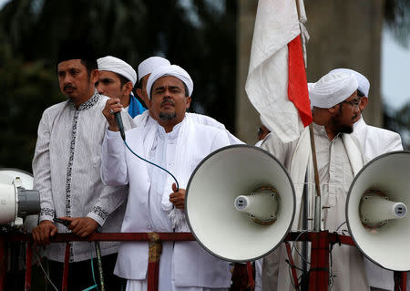 The head of the Islamic Defenders Front (FPI), Habib Rizieq, (C) leads a protest calling for a provincial police chief to step down over what they say was "police violence" against them, outside the National Police headquarters in Jakarta, Indonesia, January 16, 2017. Picture taken January 16, 2017. REUTERS/Darren Whiteside