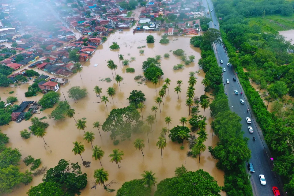 Chuvas na Bahia voltam a causar estragos e número de desabrigados e desalojados sobe (Foto: Reprodução/ Manuella Luanna AFP via Getty Images)