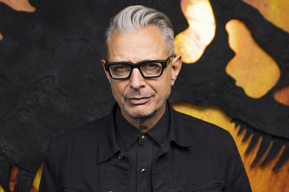 Jeff Goldblum posa para promover la película "Jurassic World Dominion" en los Estudios Universal en Los Angeles el 10 de mayo de 2022. (Foto Willy Sanjuan/Invision/AP)