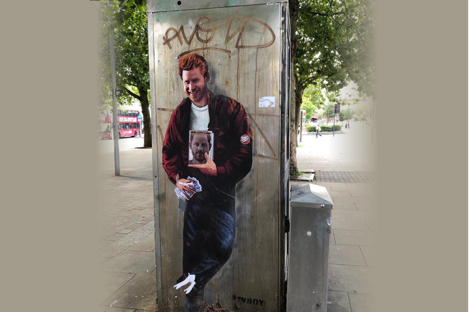Im Stadtzentrum von Bristol ist Straßenkunst aufgetaucht, die Prinz Harry mit einem Buch und einem Bündel Bargeld zeigt