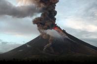 <p>FRM43. DARAGA (FILIPINAS), 23/01/2018.- El volcán Mayon entra de nuevo en erupción expulsando gases y ceniza a 5.000 metros de altura, en la ciudad de Daraga, en el este de Filipinas, hoy 23 de enero de 2018. El número de evacuados por el volcán supera los 37.000 ante la amenaza de explosiones más potentes. EFE/ Francis R. Malasig </p>