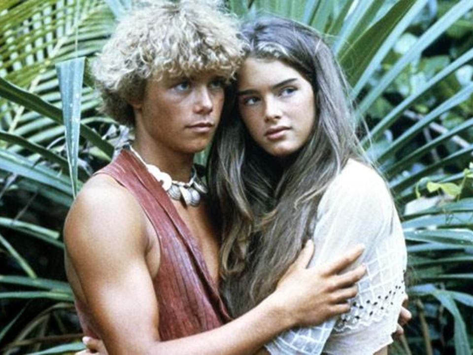 Christopher Atkins and Brooke Shields holding each other