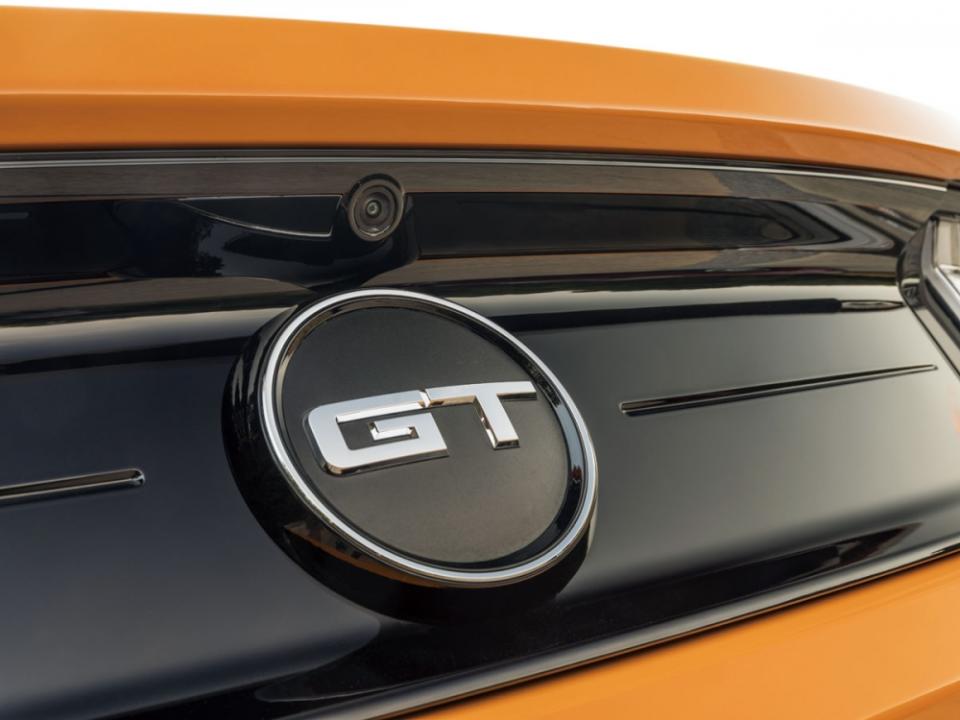 在車尾中央也提供表明身分的GT字樣。